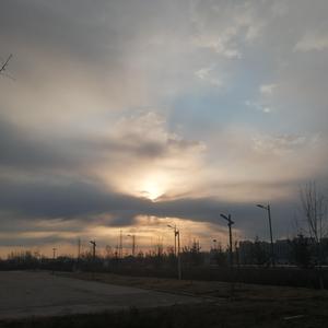 两峰夹小溪地湿又无泥的用法
